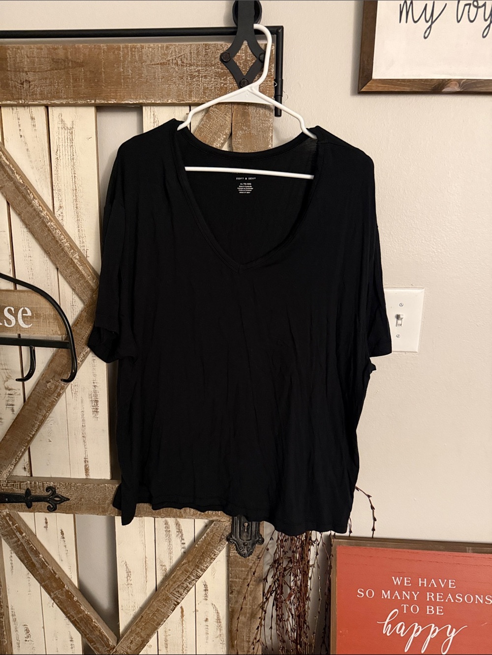 American Eagle Outfitters Black V-Neck Short Sleeve Tee